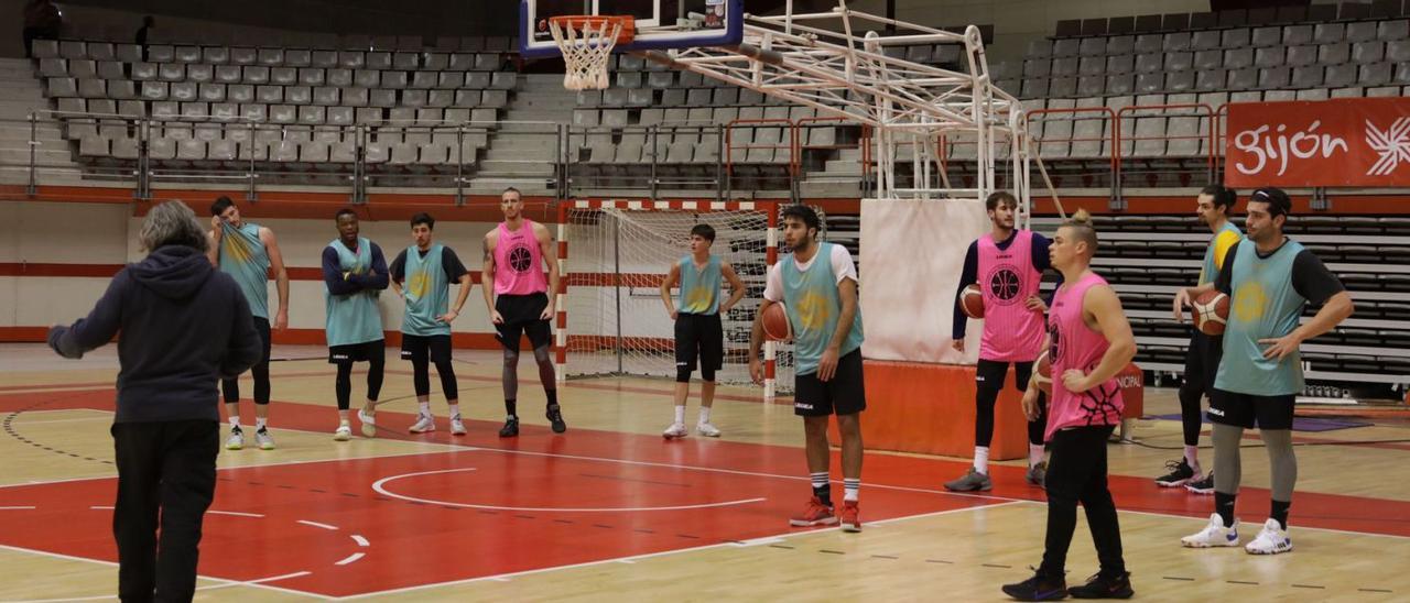 Galán, de espaldas, a la izquierda, dando instrucciones a sus jugadores en el entrenamiento de ayer. | Juan Plaza