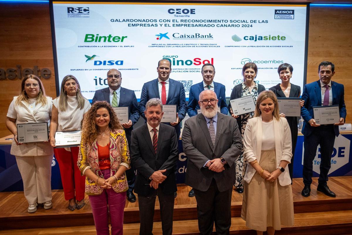 Foto de familia de los galardonados con (en primera fila) Ana Muñoz, Eduardo Bezares, Pedro Alfonso y  Elena Vela.