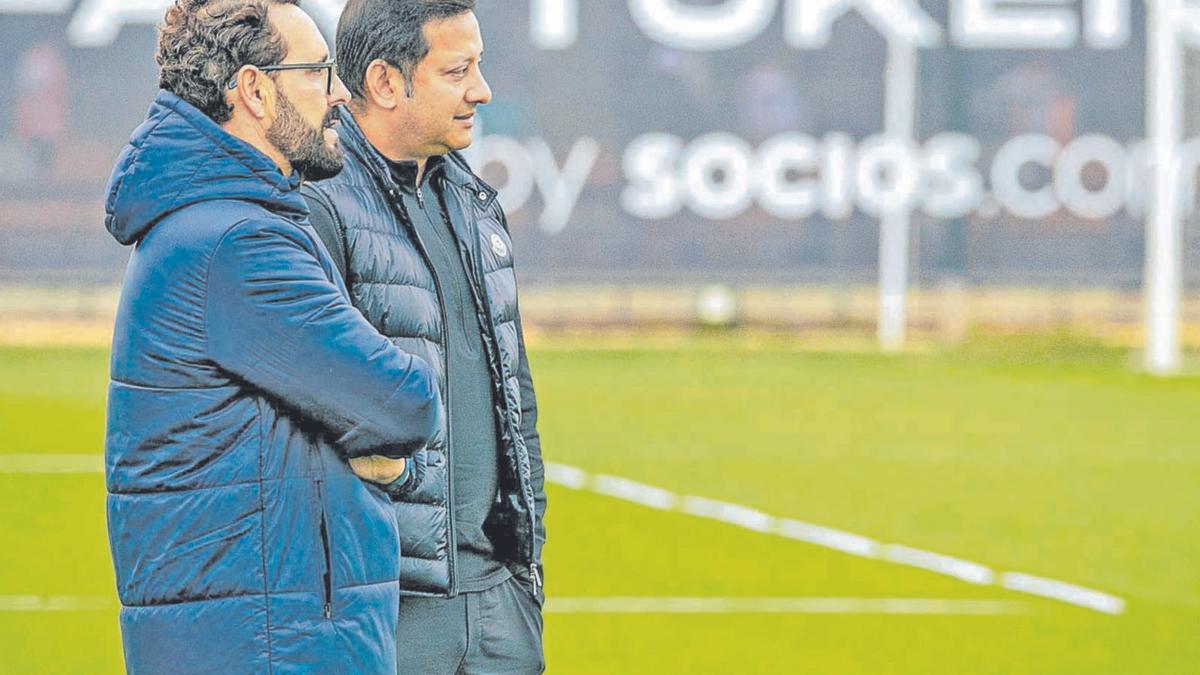 José Bordalás y Anil Murthy, en un entrenamiento en la  | VALENCIA CF