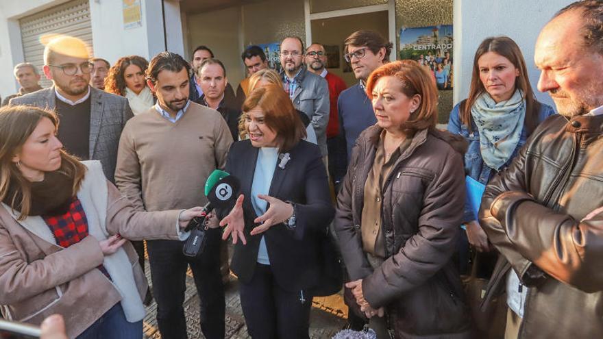 Isabel Bonig, acompañada por dirigentes del PP, en la puerta de la sede del partido en Almoradí.