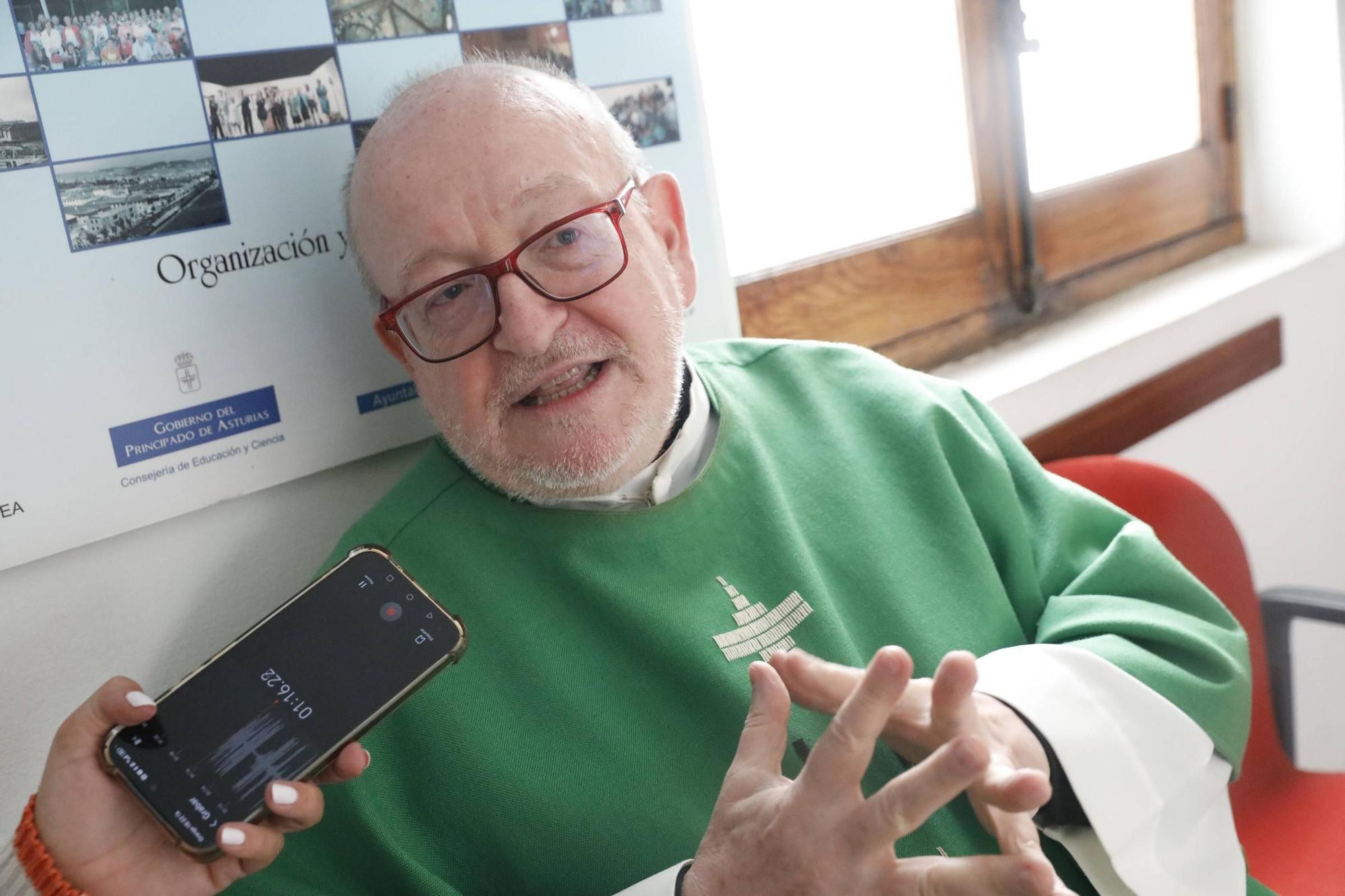 EN IMÁGENES: Así fue el exorcismo del nuevo párroco de Llaranes, Miguel Alderete