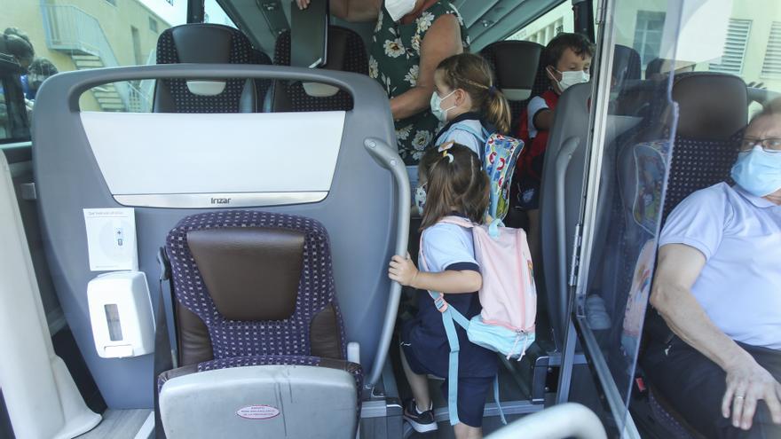 El nuevo protocolo escolar contra el covid baraja eliminar la mascarilla en el autobús