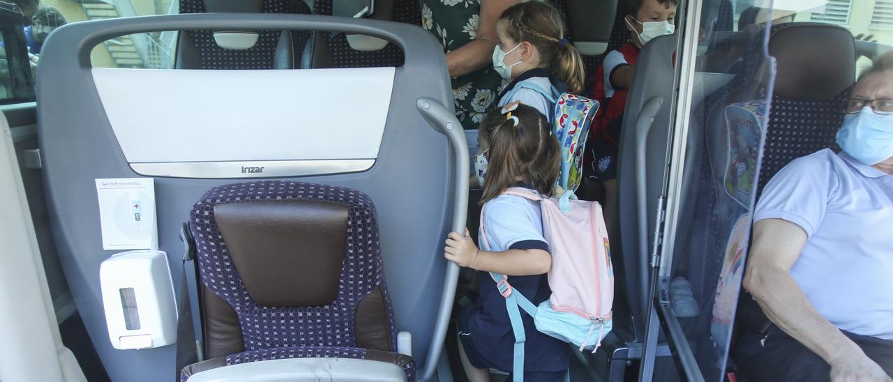 Alumnos de Alicante en un autobús escolar el curso pasado