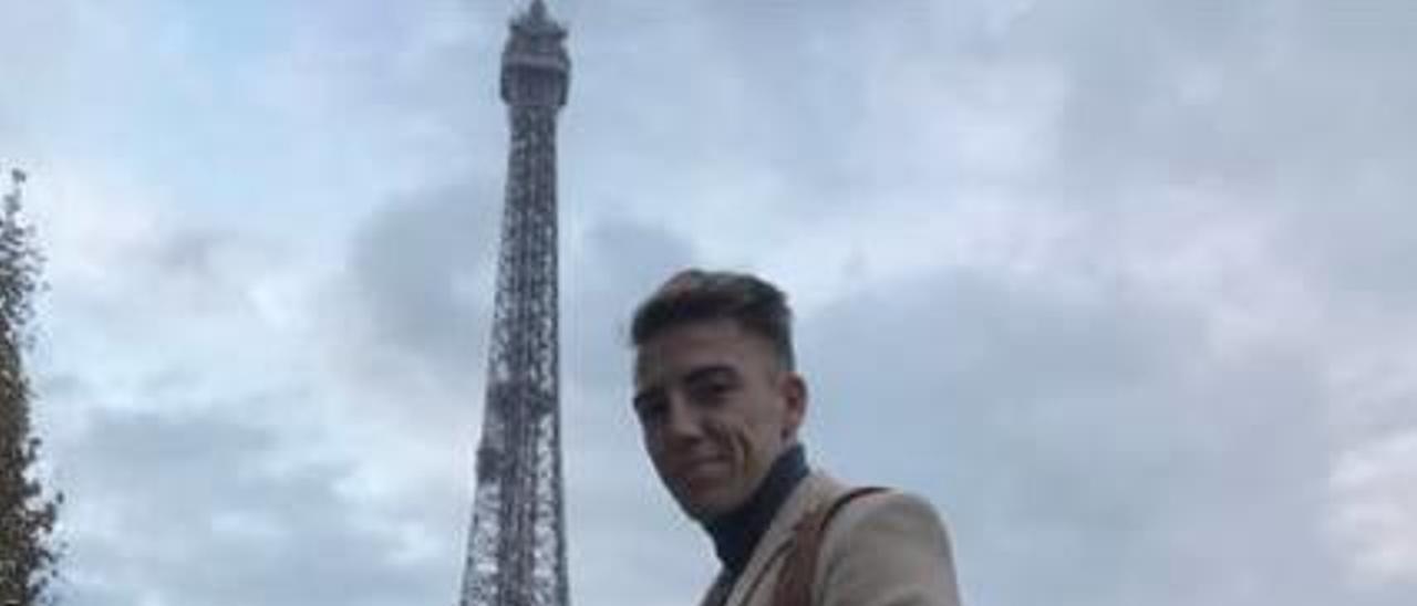 Brandon Thomas, con la Torre Eiffel al fondo.