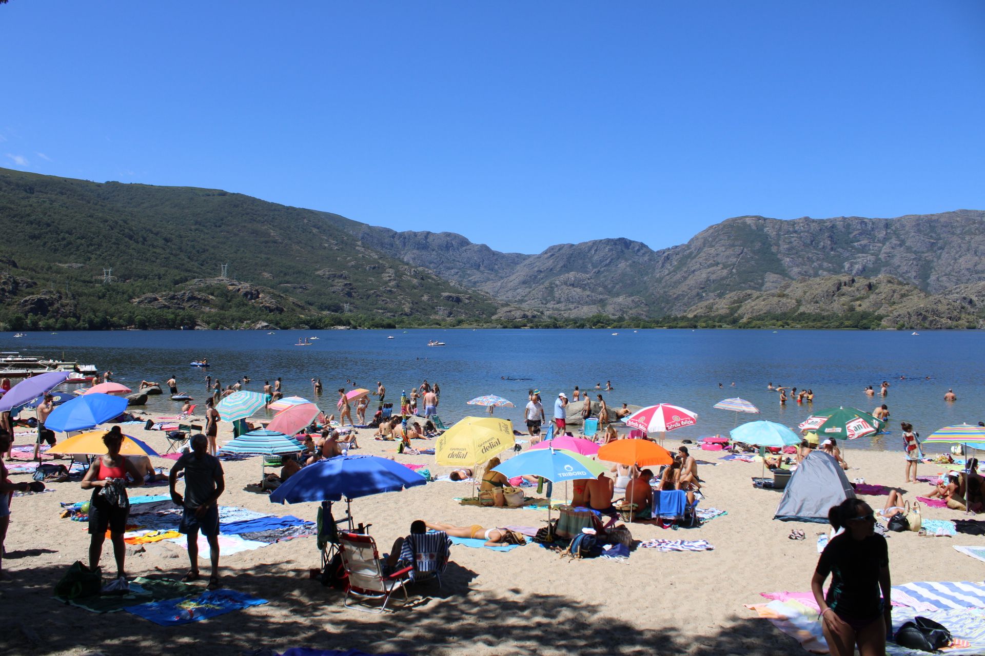 La ola de calor llena las playas del Lago de Sanabria