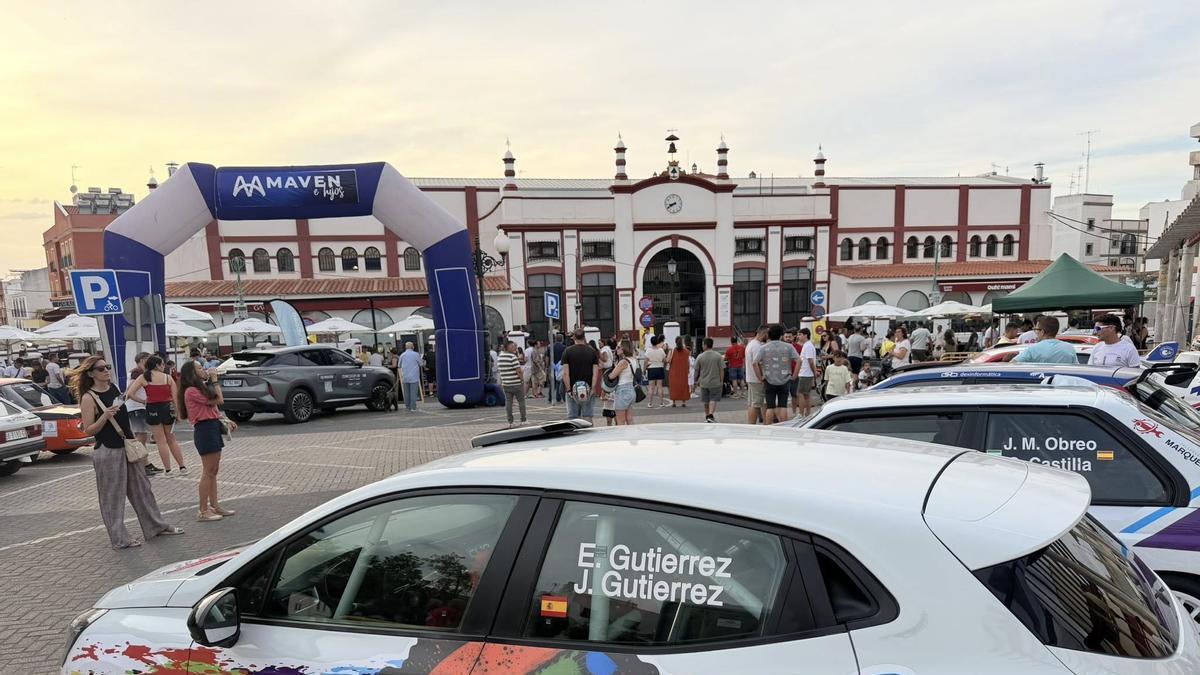 Jornada de comercio y motor en la explanada de la plaza de Abastos.