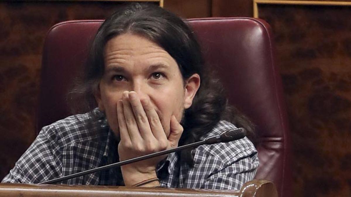 El líder de Podem, Pablo Iglesias, fa declaracions als periodistes als passadissos del Congrés.