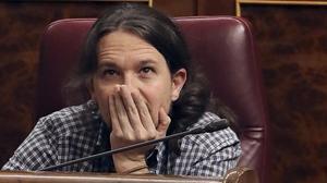 El líder de Podem, Pablo Iglesias, fa declaracions als periodistes als passadissos del Congrés.