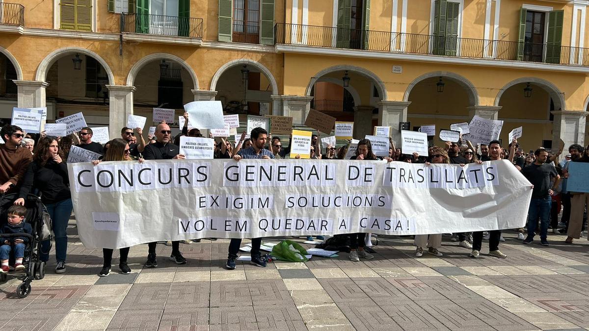 Unas 200 personas exigen al Govern "soluciones reales" para opositores afectados por el concurso de traslados docentes