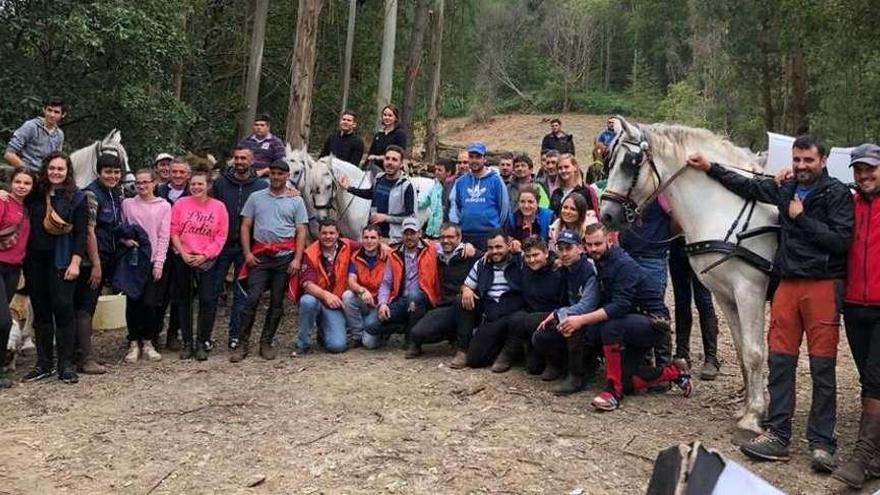 Unas 100 personas asisten a la cena de la ruta caballar de Carbia. Los amantes de la hípica tuvieron una cita el pasado sábado en Carbia. La parroquia cruceña celebró su sexta ruta caballar, que tuvo lugar por la tarde, y en la que participaron unos 35 jinetes con sus espléndidos caballos. Después, la jornada festiva continuó por la noche con una velada, en la que no faltó comida con un menú variado y música. A la cena se sumó un centenar de personas.  Bernabé/Ana Agra