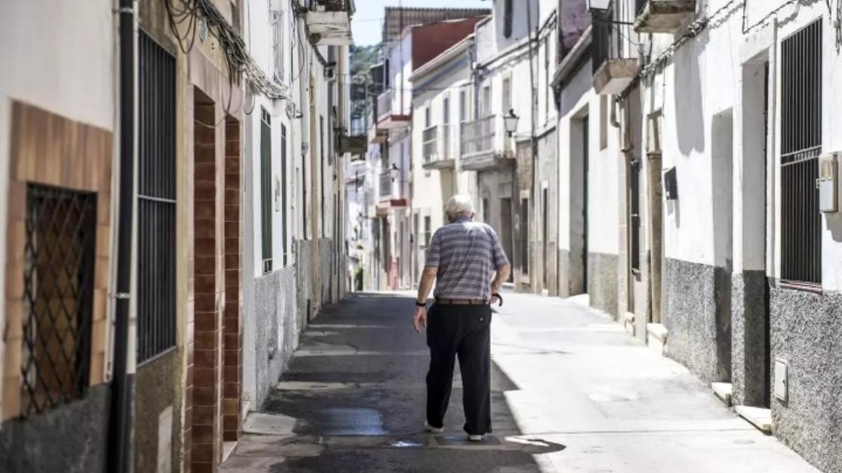 Un vecino en una de las calles de la localidad de Alcuéscar.
