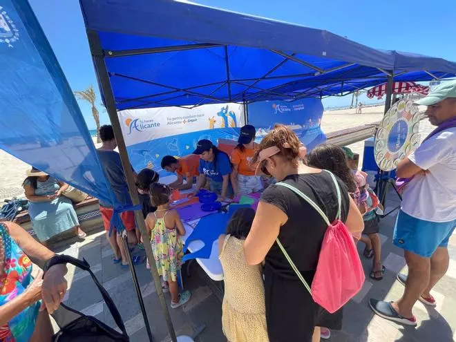 El programa de concienciación Tú haces Alicante ha informado a más de 3500 personas en las playas alicantinas