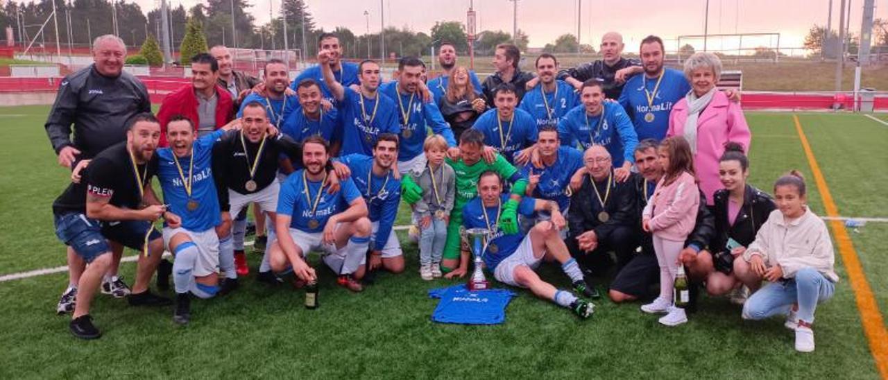 El equipo del Normalit, con Mateos en el centro, tras ganar el Campeonato de España de fútbol de empresas.