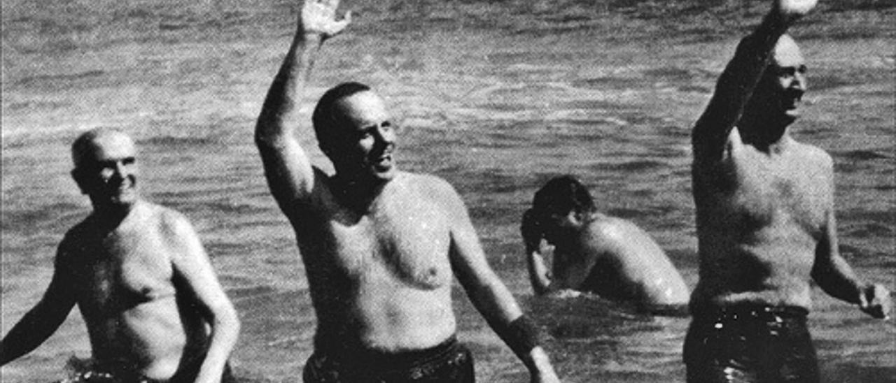 Manuel Fraga remoja 
«meyba» en al playa de 
Quitapellejos, Palomares, 
en 1966. información