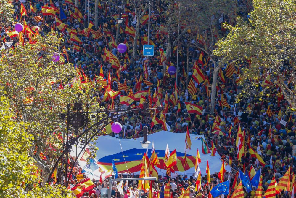 Milers de persones es manifesten a favor de la unitat d'Espanya a Barcelona