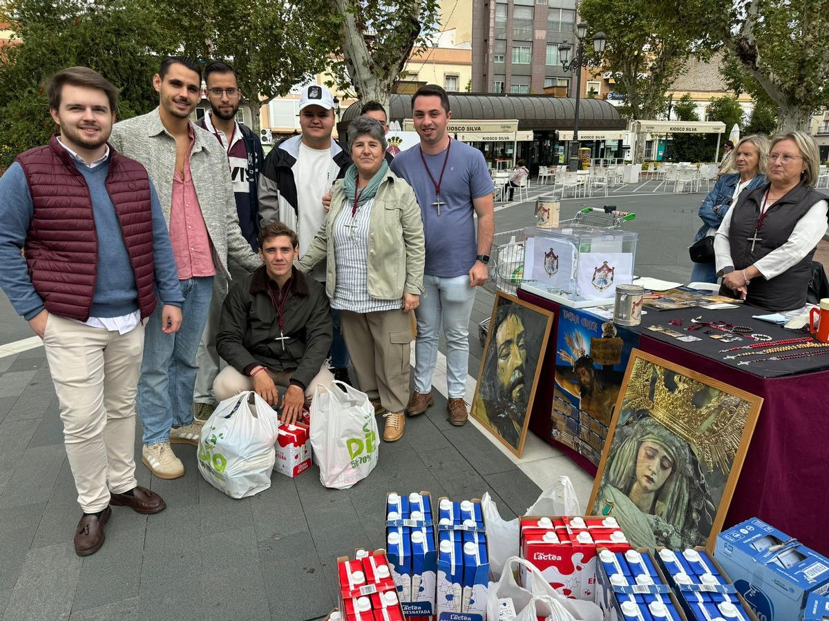 Miembros de la hermandad de la Vera Cruz con una pequeña parte de los alimentos recogidos en octubre de 2024 en el paseo de San Francisco de Badajoz.