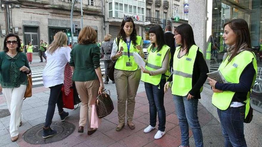 Universitarios informan a peatones sobre seguridad vial. // Regal