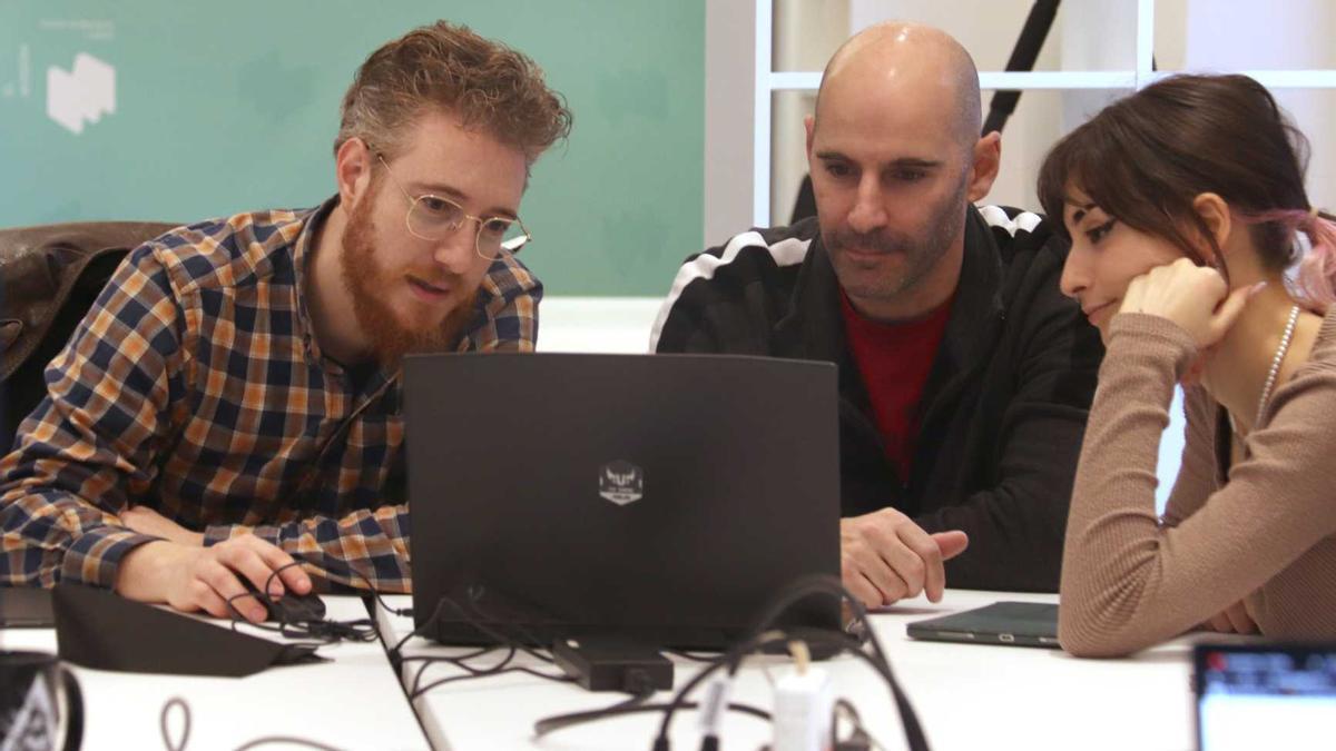 Els tres membres d'Artilogics Game Studio, John Rabell, l'Eduard Anglada i la Paula Valera, dissenyen el videojoc que elaboren a la incubadora del Game Gi.