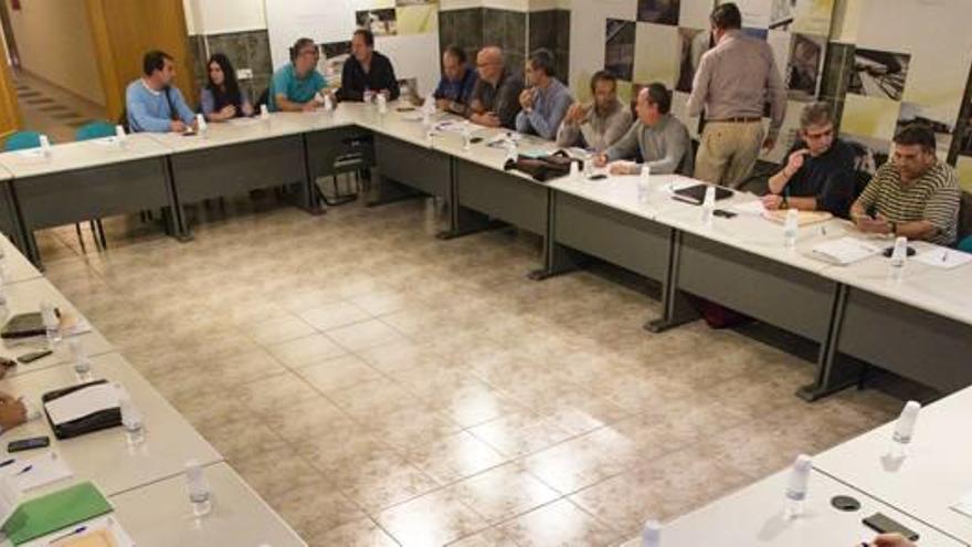 Reunión en la sede de la patronal entre las delegaciones de Ascer y de los sindicatos.