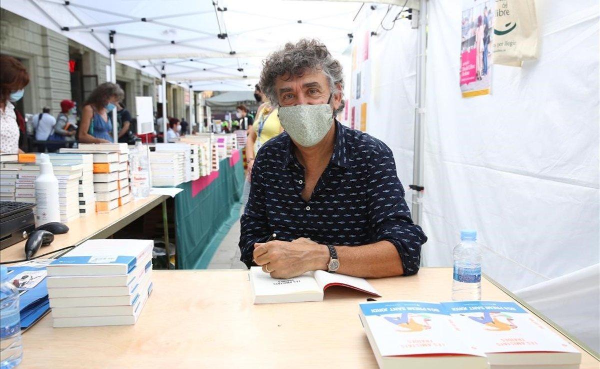 David Nel·lo, premio Sant Jordi de novela, en la firma de libros.