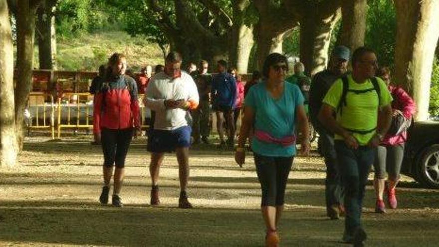 Un grup de participants en la modalitat de caminada durant la Ruta de les Colònies d&#039;aquest diumenge