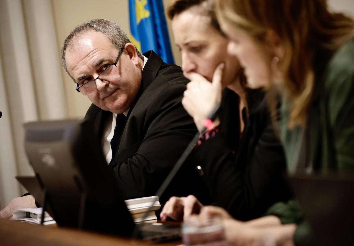 Isaac Pola, a la izquierda, durante su comparecencia.