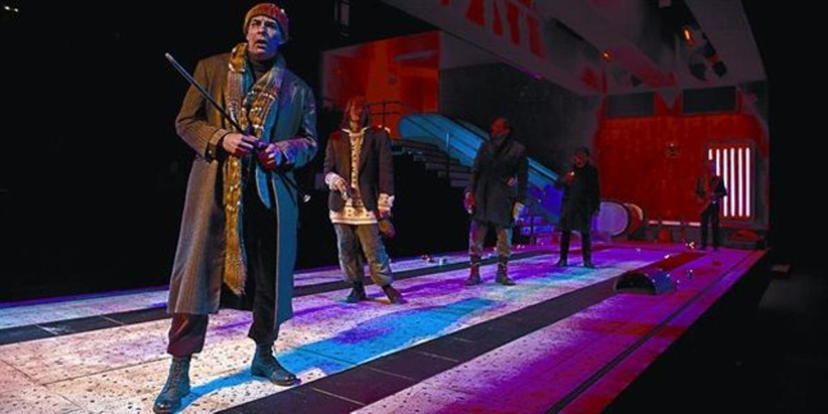 Un moment de ’Els baixos fons’, de l’autor rus Maksim Gorki, amb cinc dels seus personatges en una andana del metro.