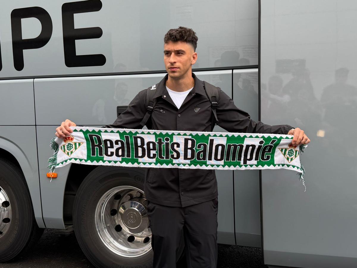 Marc Roca posa con una bufanda del Betis en la previa del Braga-Betis