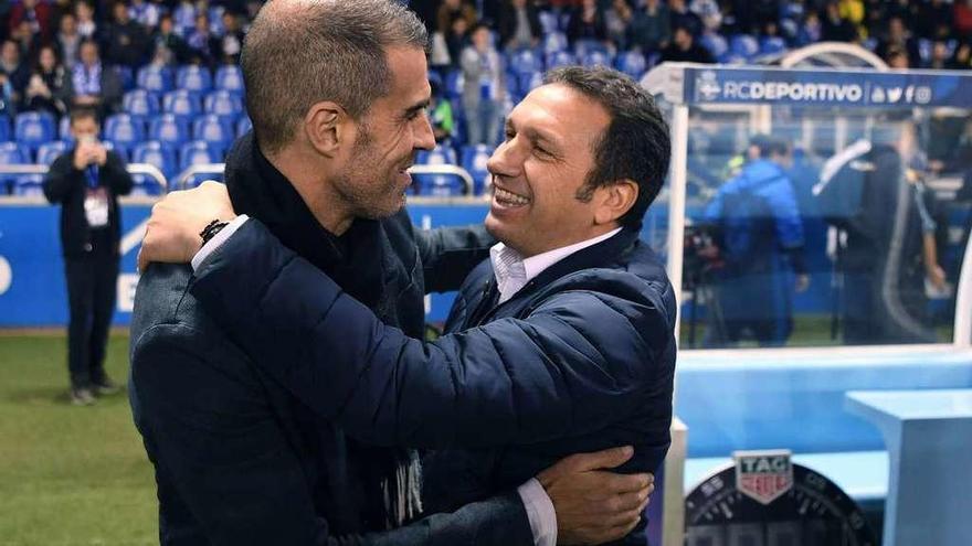 Eusebio Sacristán saluda a Garitano en Riazor en el partido de la primera vuelta.