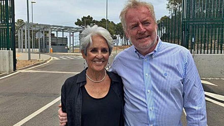 Joan Baez i l&#039;advocat Bill Shipsey, fora la presó de Mas Enric.