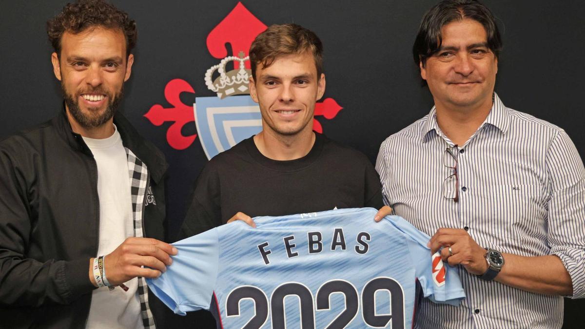Febas, con Marco Garcés y Sergio Álvarez, tras su presentación en Balaídos