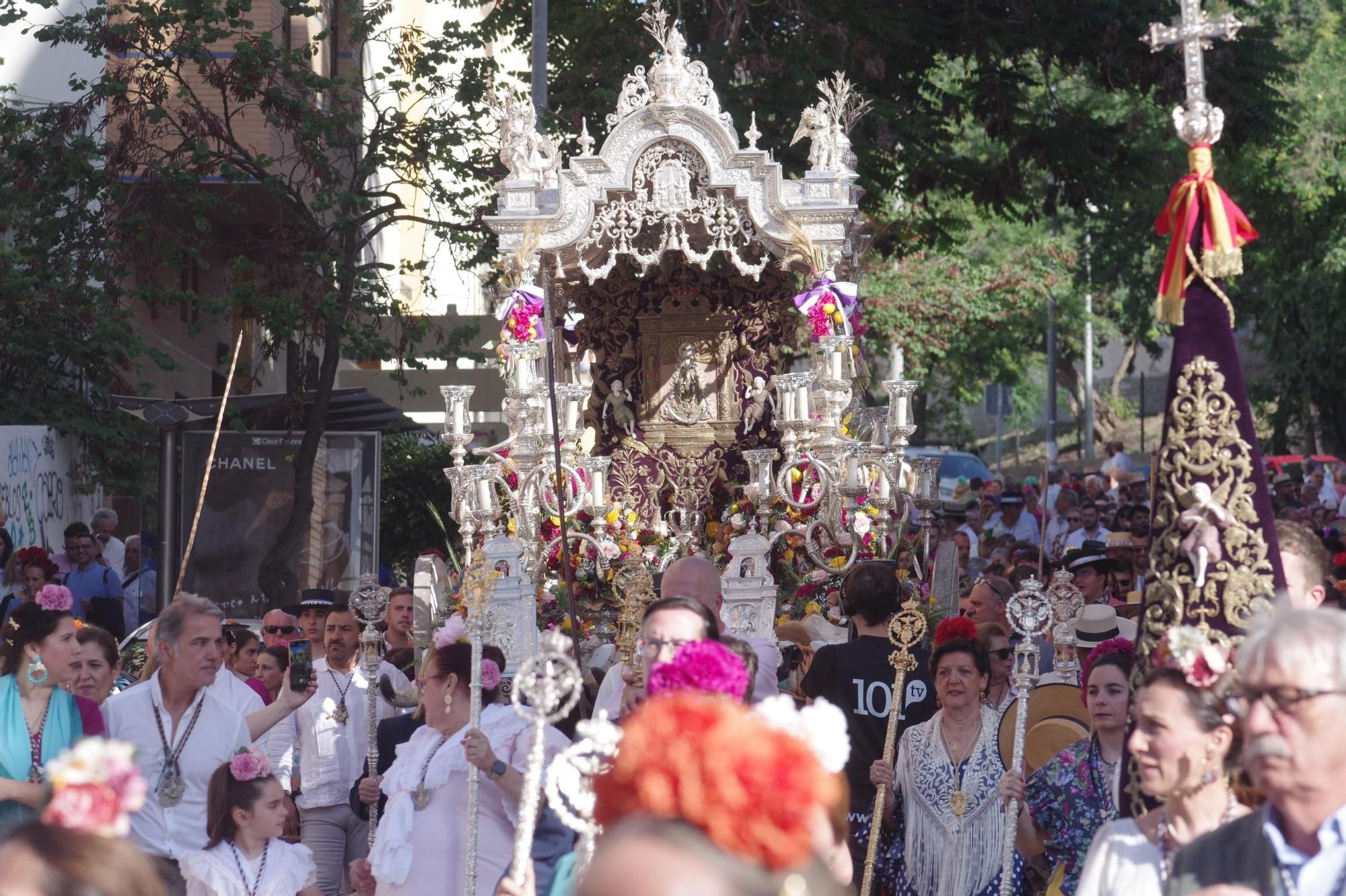 Los romeros de la Hermandad de Málaga han iniciado en la mañana de esta sábado su peregrinaje hasta Almonte para presentarse ante la Virgen del Rocío. La procesión de salida ha partido de su sede canónica y ha recuperado su itinerario tradicional por la calle Carretería, de camino al Santuario de la Victoria