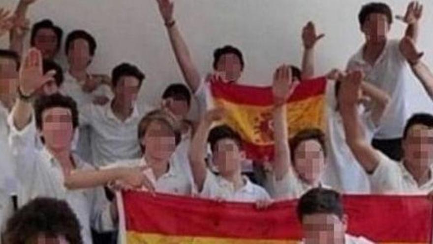 Suspès el professor que va fer la foto dels alumnes amb la salutació feixista