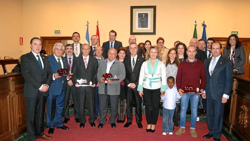 El Consistorio entrega las banderas el Día de Andalucía