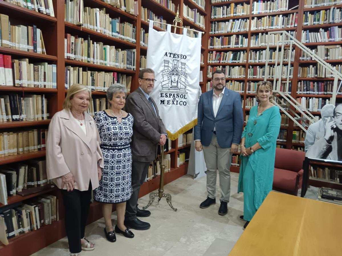 Por la izquierda, María Antonia Fernández Felgueroso, Josefina Tomé (directiva del Ateneo), Juan Bonilla, Adrián Barbón y Cristina Ruiz Escobio, secretaria del Ateneo. Todos están en la biblioteca y archivo de la institución