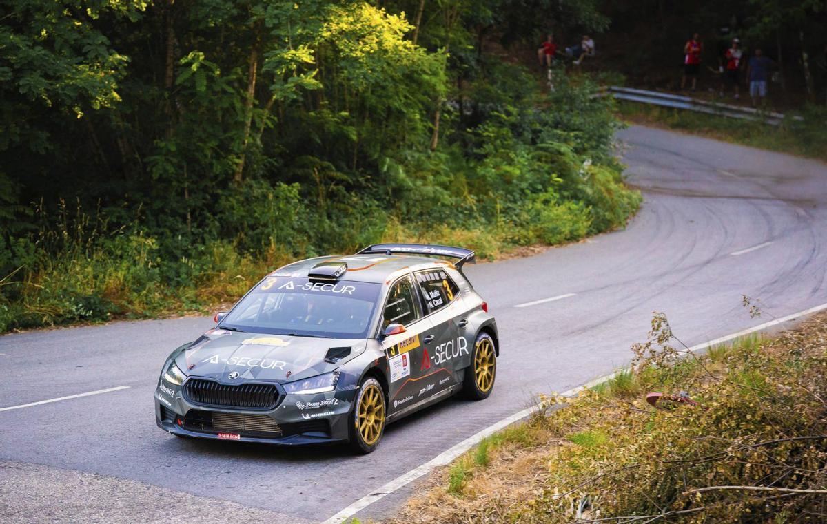 Álvaro Muñiz y Néstor Casal, con su Skoda Fabia RS rodando en uno de los tramos del «Rías». | PEDRO MINA