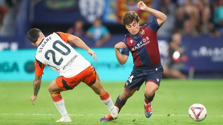 Seoane pugna un balón con Carlos Álvarez en el partido de ida en el Ciudad de Valencia. | LEV