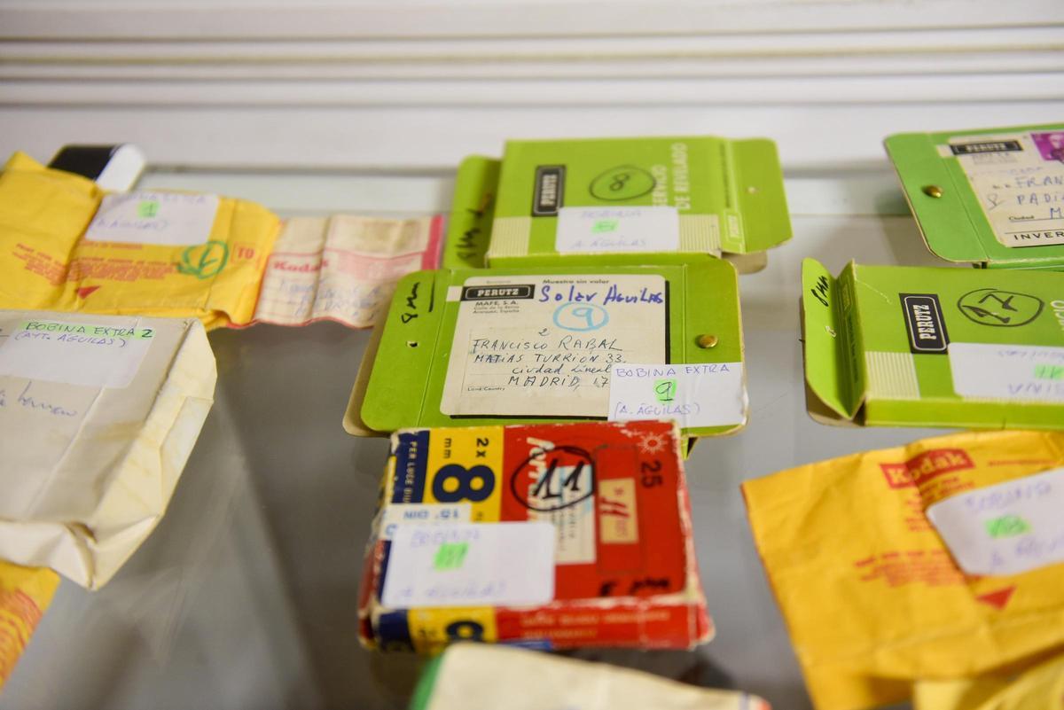 Ignacio Benedeti trabaja en su estudio recuperando los archivos de Paco Rabal