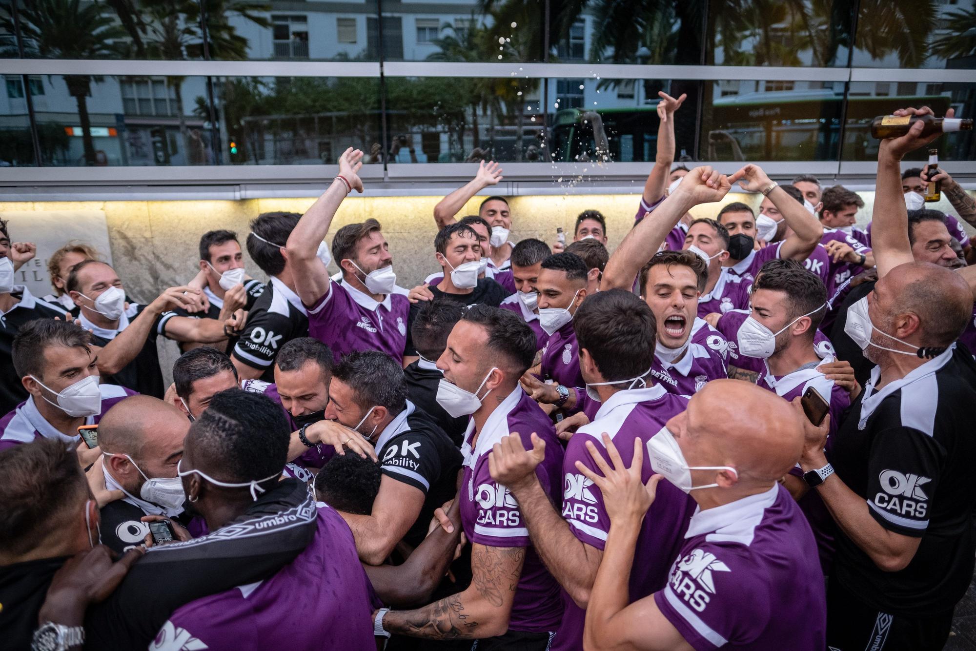 Los jugadores del Mallorca celebran que el ascenso a Primera