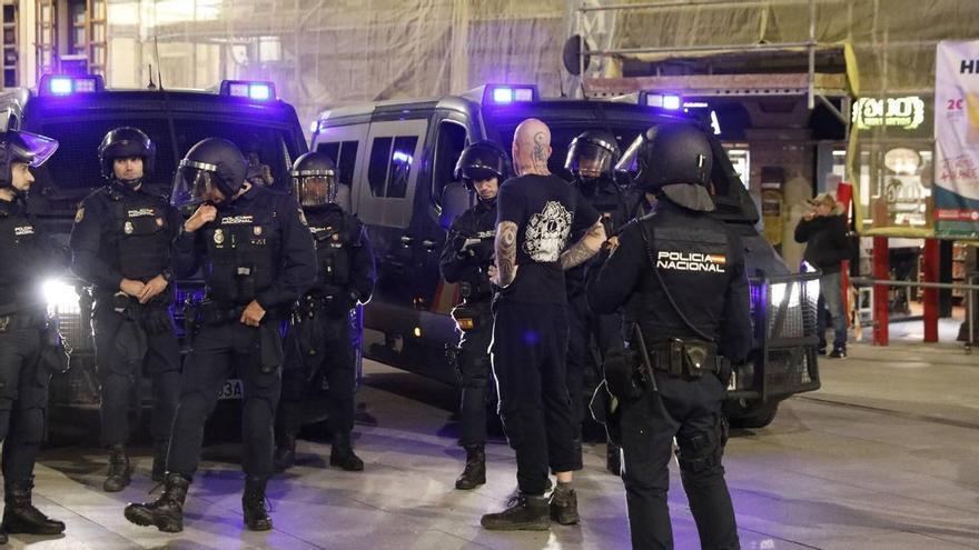 Tres detenidos y varios heridos en los disturbios tras el mitin de Vox en Avilés: varias cargas poli ...