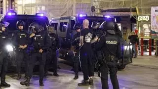 Tres detenidos y varios heridos en los disturbios tras el mitin de Vox en Avilés: varias cargas policiales y una guerra de insultos