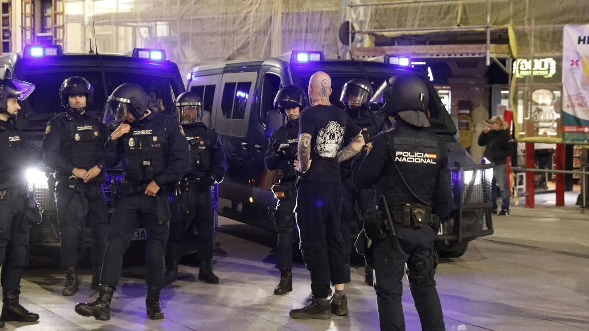Tres detenidos y varios heridos en los disturbios tras el mitin de Vox en Avilés: varias cargas policiales y una guerra de insultos