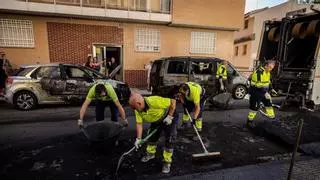 Arden cuatro contenedores en el barrio Delicias de Zaragoza: el fuego ha afectado a varios coches