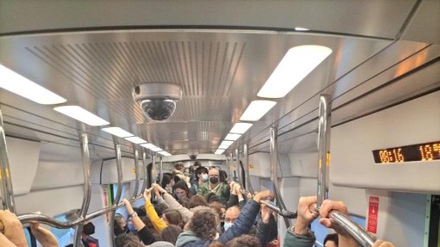 Imagen de esta mañana en el interior de un tren totalmente saturado de pasajeros.