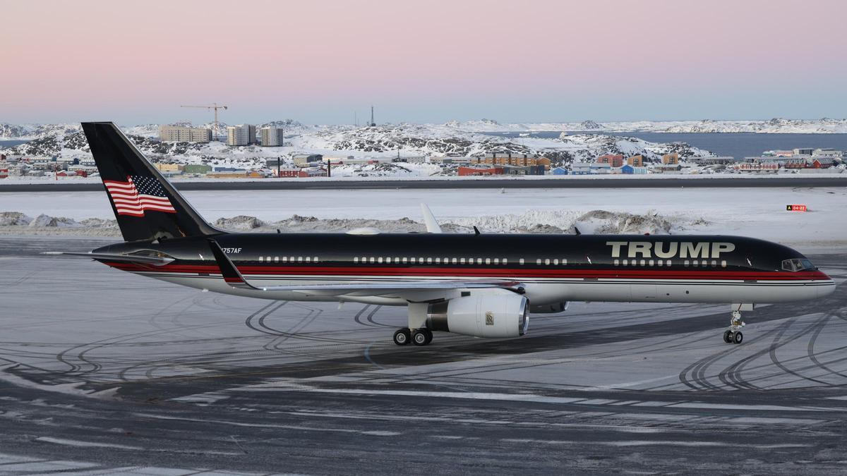 El avión de Trump en el que viajó su hijo, tras aterrizar en Groenlandia