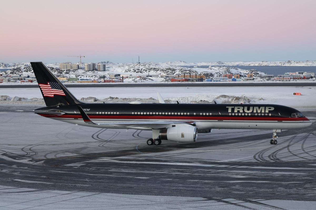 El avión de Trump en el que viajó su hijo, tras aterrizar en Groenlandia