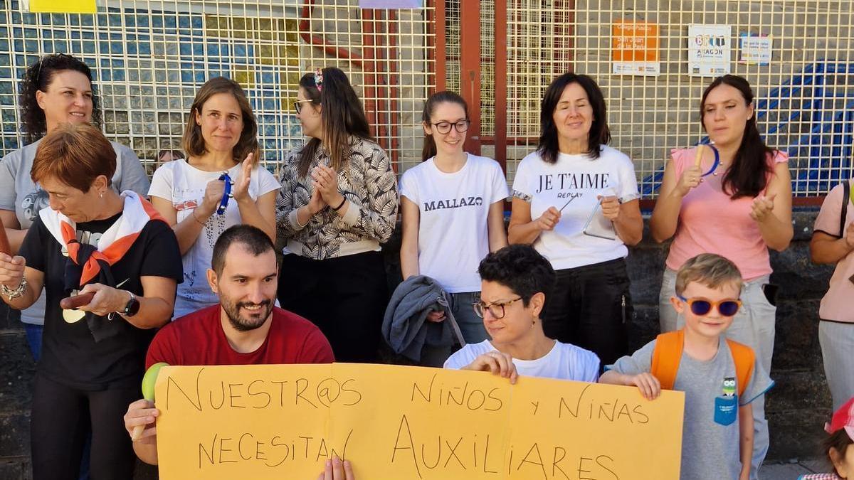 Protesta de un centro escolar por la falta de auxiliares de Educación Especial.