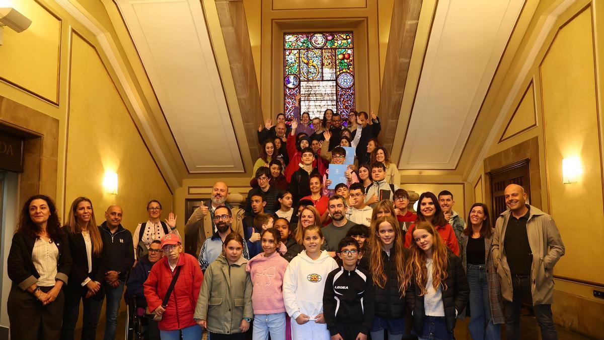 Foto de familia de los participantes con representantes municipales en las escaleras del ayuntamiento