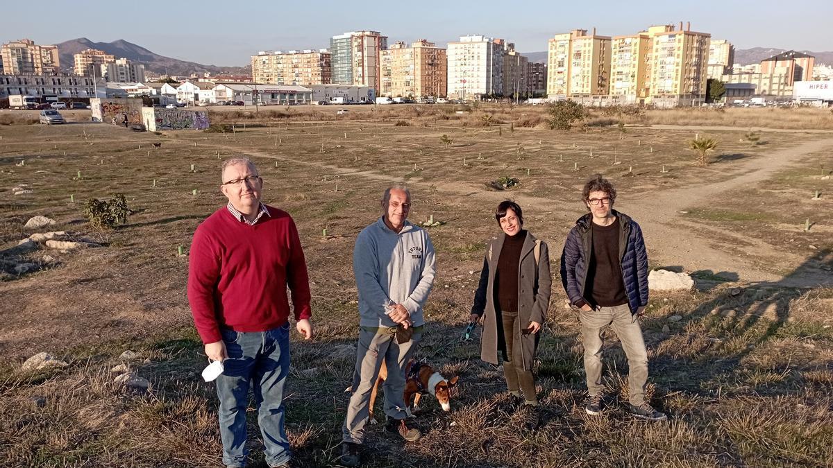 Miembros de la plataforma ciudadana Bosque Urbano Málaga, hace unos días en los terrenos de Repsol, donde se aprecian los cerca de 200 árboles plantados.