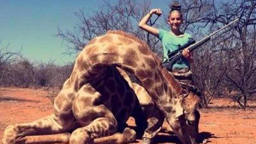 Aryanna Gourdin posa con una jirafa tras abatirla.